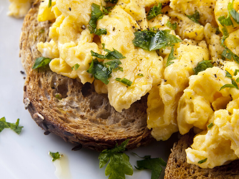 Не викидайте застарілий сир – приготуйте з нього смачний сніданок. Рецепт