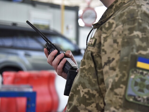 На Закарпатті місцеві жителі закидали камінням прикордонників, є поранені. Фото