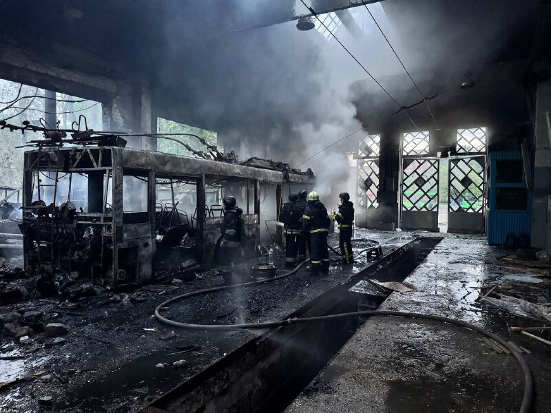 Разбиты десятки троллейбусов и многоэтажек, ранены дети. РФ обстреляла ночью Харьков и область. Фото