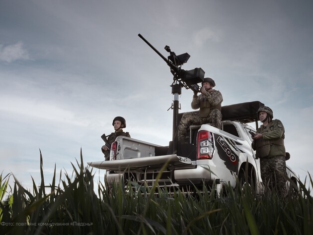 Прильоти у 12 локаціях. ППО України змогла збити вночі третину російських дронів