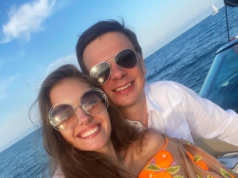 Как выглядит экс-жена Комарова в одном и том же образе до и после развода. Фото