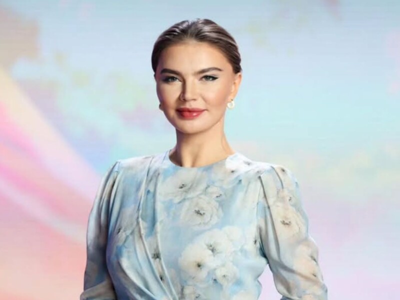 Выглядит злой и несчастливой. 