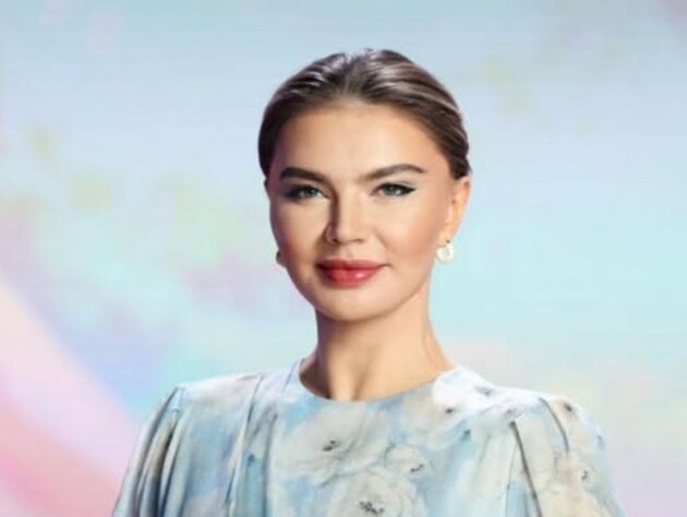 Выглядит злой и несчастливой. 