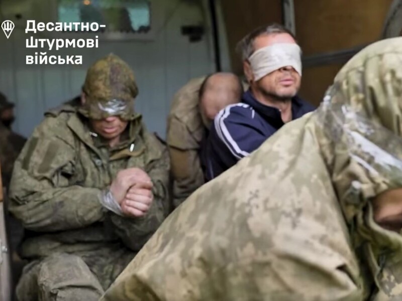 Украинские десантники показали российских оккупантов, взятых в плен в Курской области, среди них – москвич. Видео