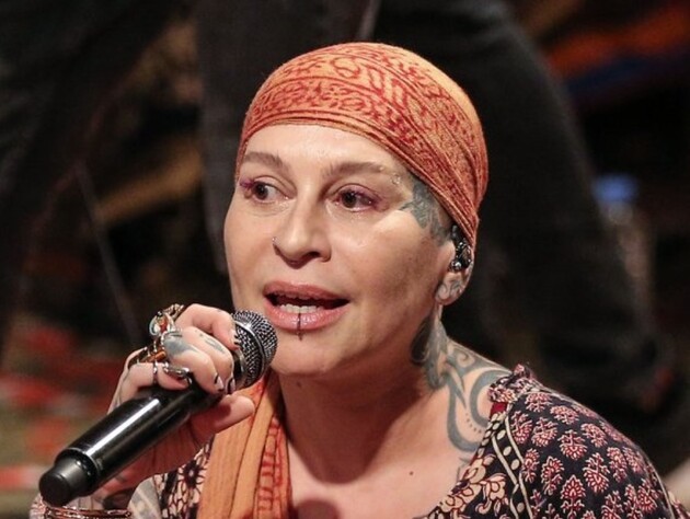 Наргиз дала интервью Гордону в вышиванке и показала татуировки с Бандерой и трезубцем