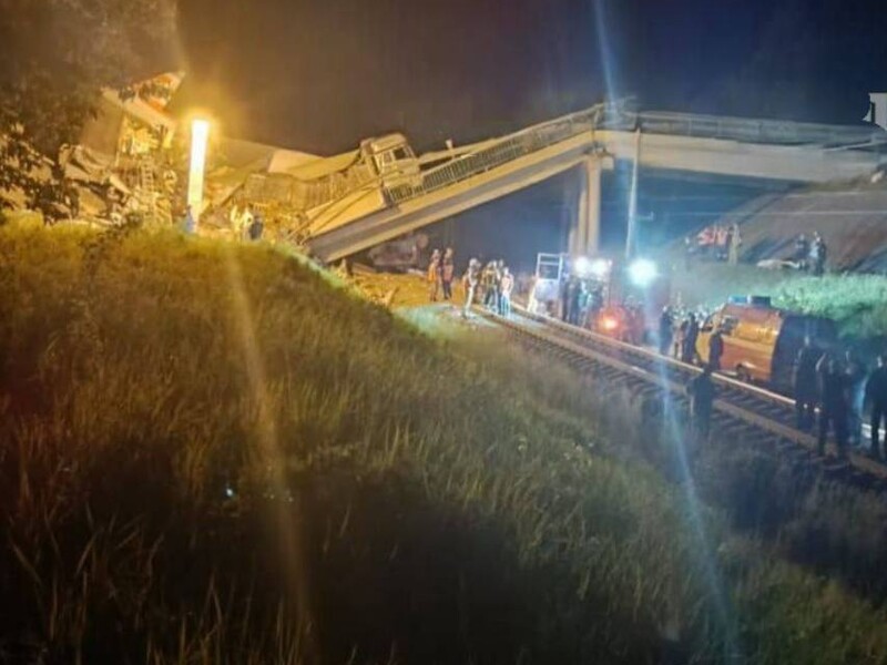 У РФ автомобільний міст упав на поїзд, є загиблі. Telegram-канали пишуть про підрив. Фото, відео