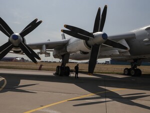 СБУ нищить літаки на аеродромах у тилу Росії в межах масштабної спецоперації. Відео