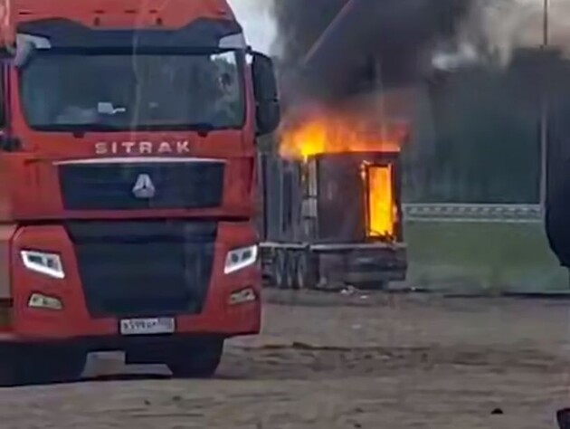 Після атаки на російський аеродром загорілася фура, з якої вилітали дрони. Відео