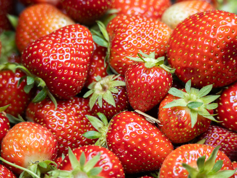 Эти четыре продукта помогут эффективно вывести пестициды из клубники. Проверенные лайфхаки