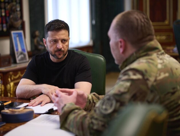 Зеленский, который подтягивается 15 раз, на встрече с Малюком засветил накачанные бицепсы. Фото