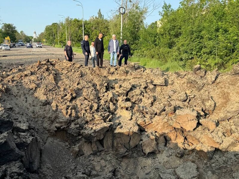 РФ выпустила две баллистики по Харькову. На первых фото – огромная воронка