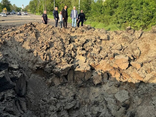 РФ выпустила две баллистики по Харькову. На первых фото – огромная воронка