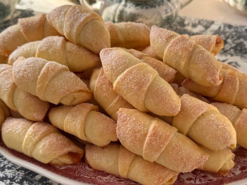 Эти вкусные рогалики готовятся очень быстро из того, что всегда есть под рукой. Простой рецепт выпечки