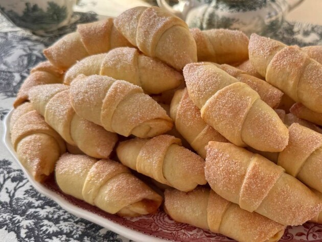 Ці смачні рогалики можна приготувати дуже швидко з того, що завжди є під рукою. Простий рецепт випічки