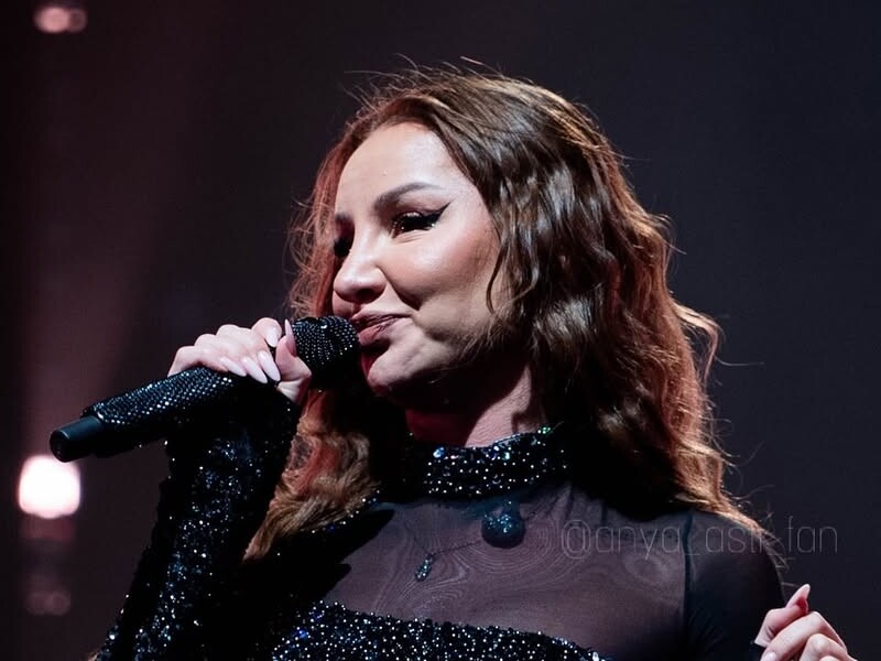 Зрадниця України Anna Asti під час концерту вибила собі зуби й ледь не вмерла