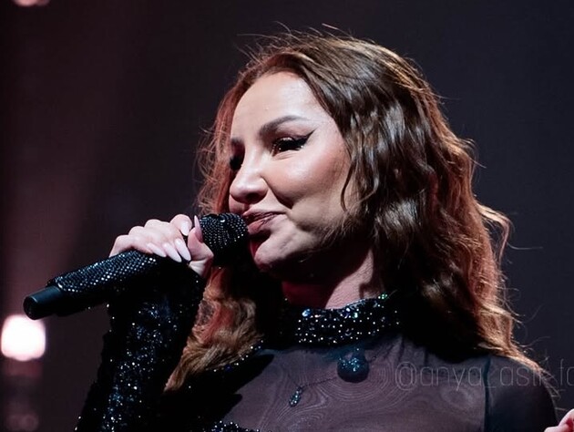 Предательница Украины Anna Asti во время концерта выбила себе зубы и чуть не умерла