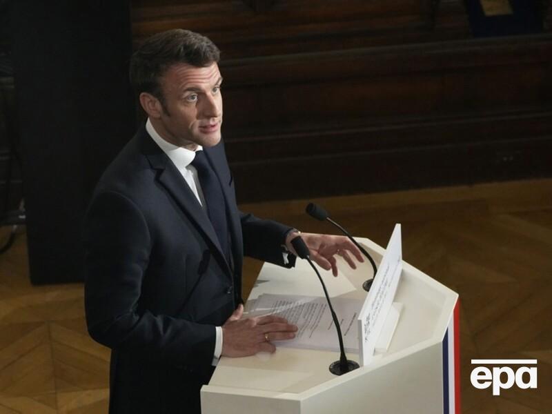 Активісти Greenpeace вкрали воскову фігуру Макрона з музею в Парижі й закликали його не торгувати з РФ. Відео