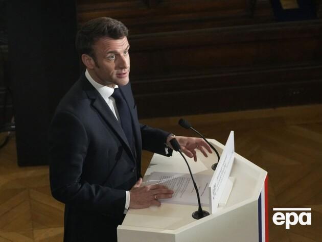 Активисты Greenpeace украли восковую фигуру Макрона из музея в Париже и призвали его не торговать с РФ. Видео