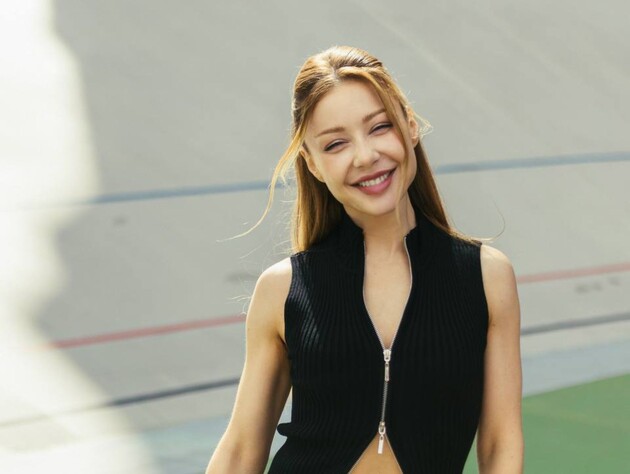 Тина Кароль в пижаме и очках позировала в своем саду. Фото