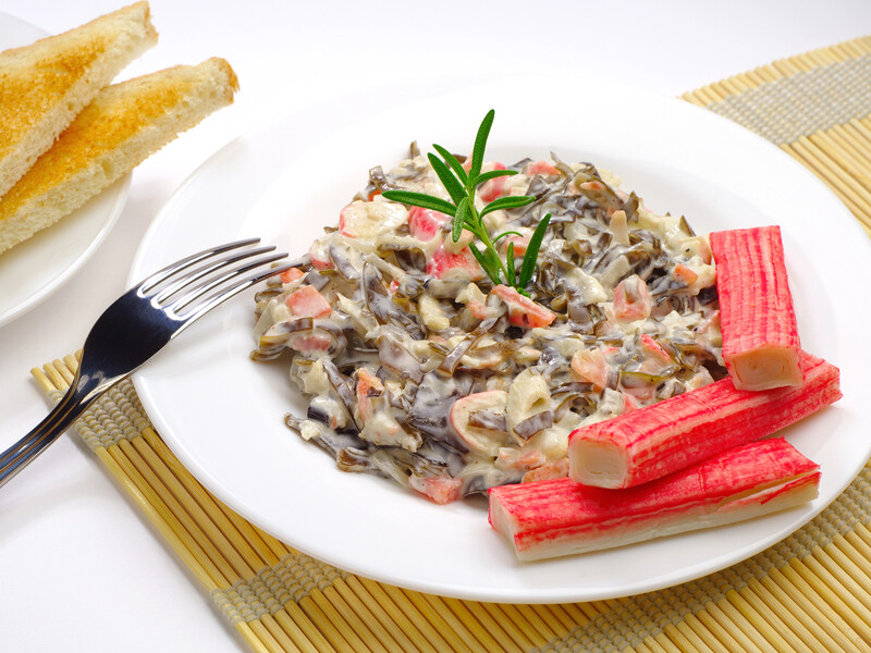 Добавьте этот ингредиент в рисовый салат с крабовыми палочками, чтобы улучшить вкус