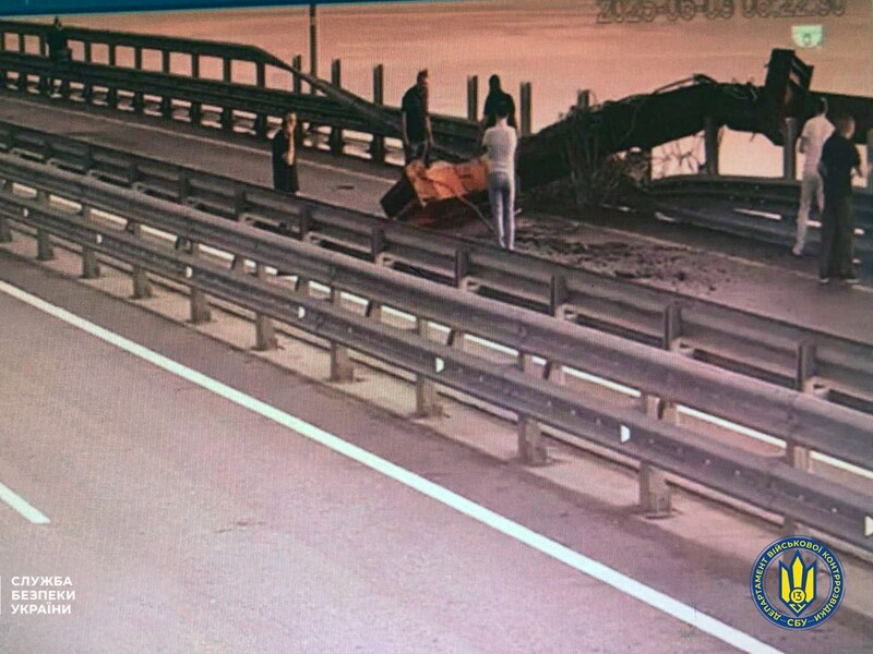 Російські пабліки пишуть про повторну атаку на Кримський міст. Його перекрили