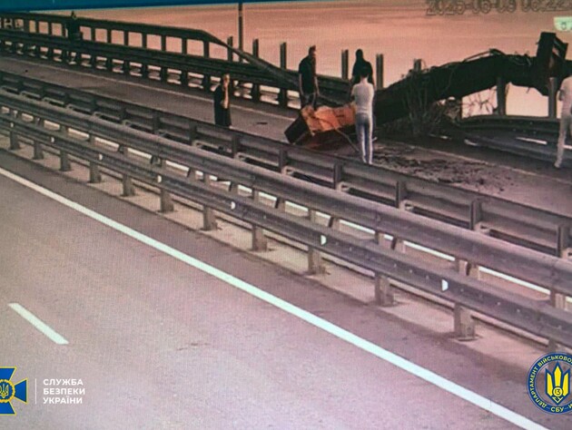 Російські пабліки пишуть про повторну атаку на Кримський міст. Його перекрили