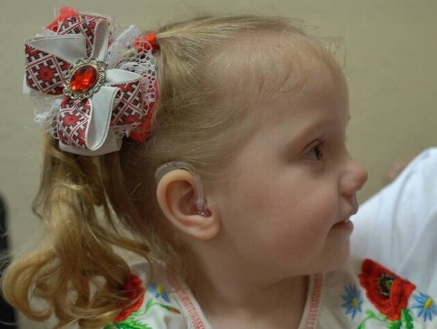 Завдяки Фонду Ріната Ахметова дівчинка, яка народилася в підвалі під час обстрілів, почала краще чути