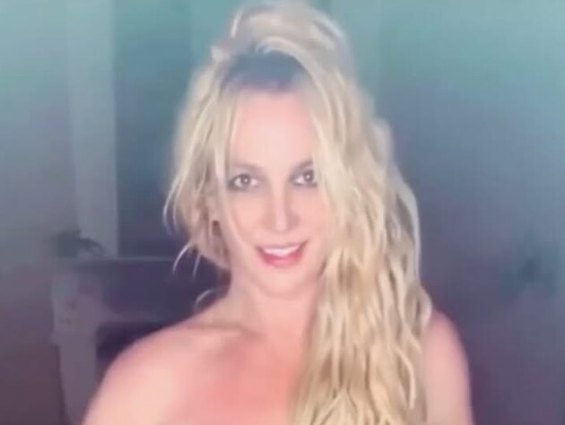 В шляпе и без юбки. Три танца 43-летней Спирс. Видео