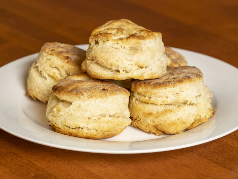 Просто смешайте все ингредиенты и вылейте в формы. Невероятно вкусные сырные булочки. Легкий рецепт 