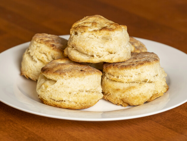 Просто смешайте все ингредиенты и вылейте в формы. Невероятно вкусные сырные булочки. Легкий рецепт 