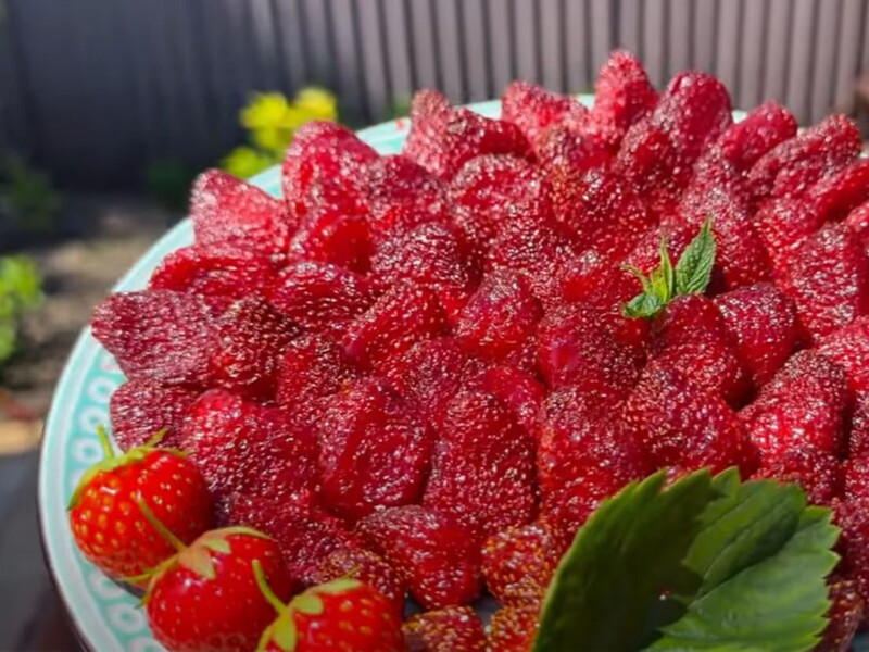 Зробіть це з полуницею в червні – й узимку у вас будуть неймовірно смачні й ароматні цукати. Рецепт