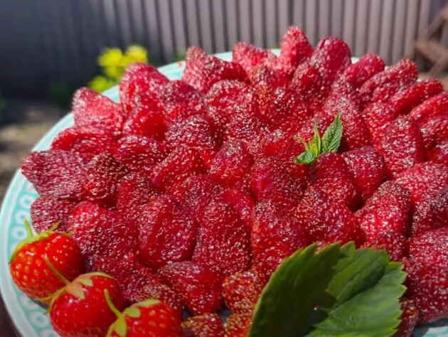 Сделайте это с клубникой в июне – и зимой у вас будут невероятно вкусные и ароматные цукаты. Рецепт