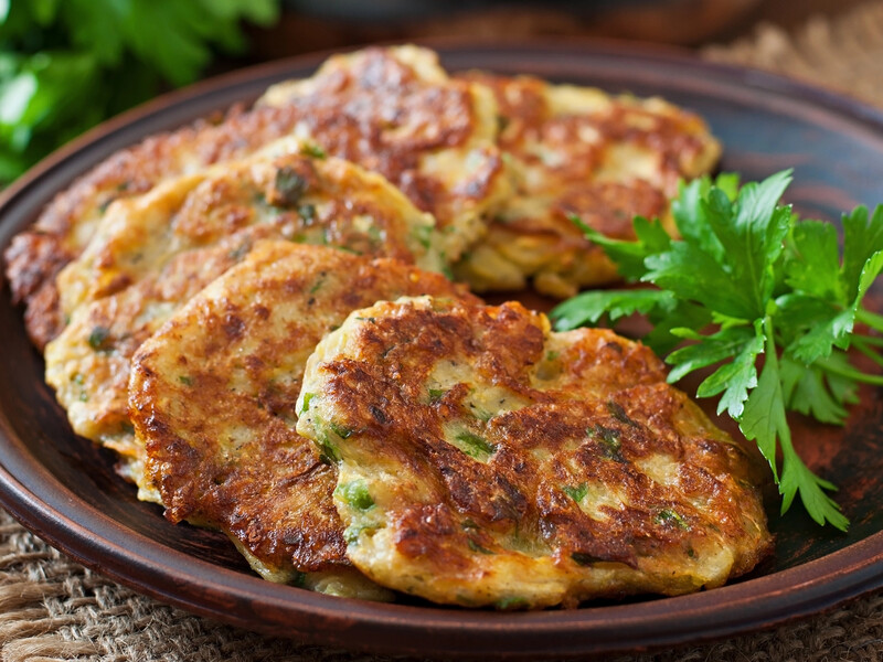 Добавьте это к кабачку – и оладьи получатся очень вкусными, сочными и нежными. Простой и доступный рецепт