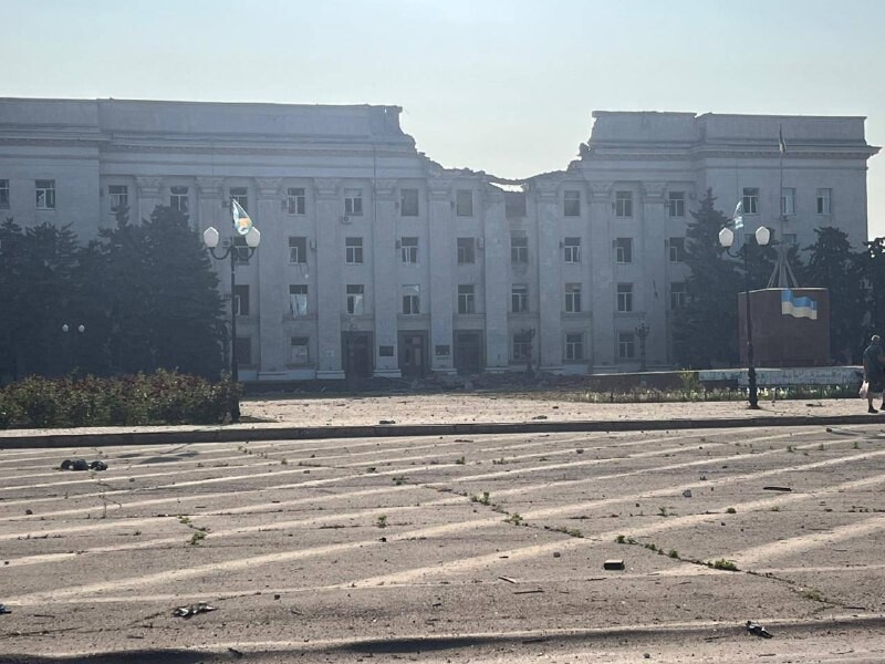 РФ массово обстреляла Херсон, бомба разнесла часть здания ОВА. Фото