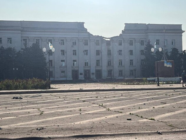 РФ массово обстреляла Херсон, бомба разнесла часть здания ОВА. Фото