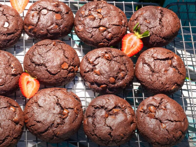 Все, кто пробует эту выпечку, благодарят за рецепт. Как приготовить шоколадное печенье с трещинками