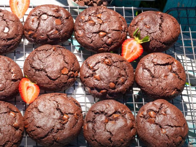 Все, кто пробует эту выпечку, благодарят за рецепт. Как приготовить шоколадное печенье с трещинками