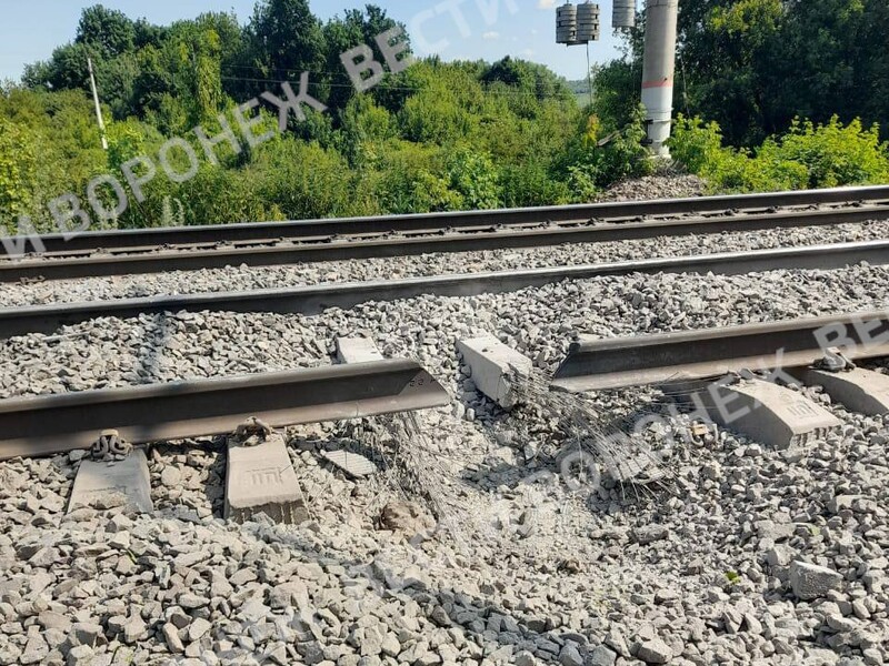 В РФ новый взрыв на железной дороге. Остановлены поезда на Москву