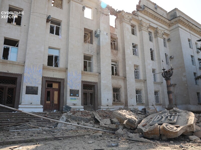 Как выглядит ОВА в Херсоне после попадания авиабомбы. Фото