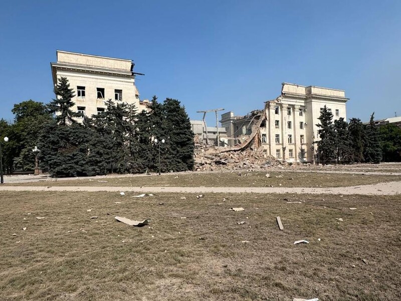 Россияне повторным ударом уничтожили здание Херсонской ОВА