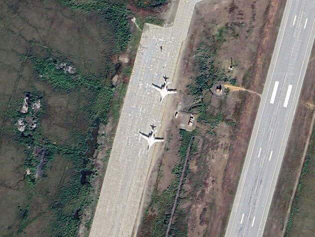 Россияне спрятали стратегический бомбардировщик от атак Украины на авиабазе, к которой нет дорог – СМИ 