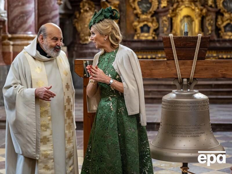 Королева Нідерландів презентувала церкві в Чехії дзвін, зроблений із російської зброї