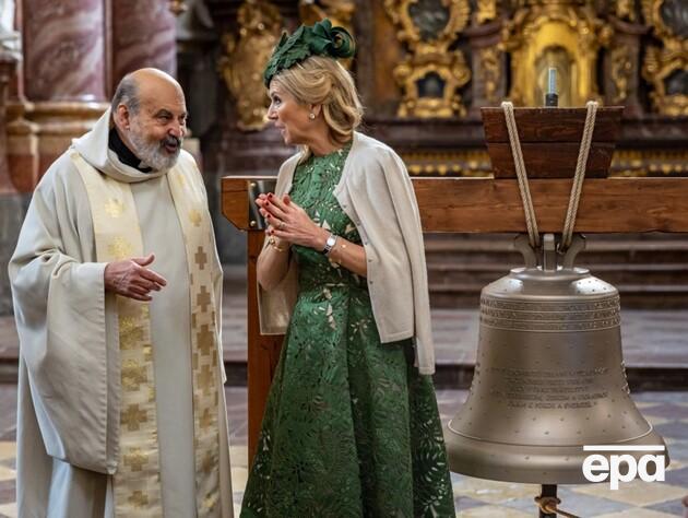 Королева Нідерландів презентувала церкві в Чехії дзвін, зроблений із російської зброї