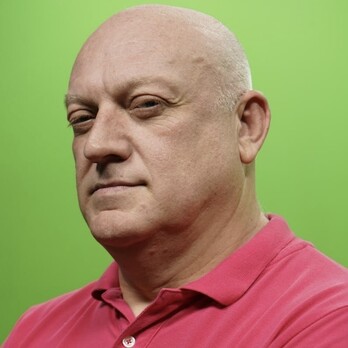 Карпунцов угрожал пистолетом в туалете, а теперь изображает борца за правду в Facebook