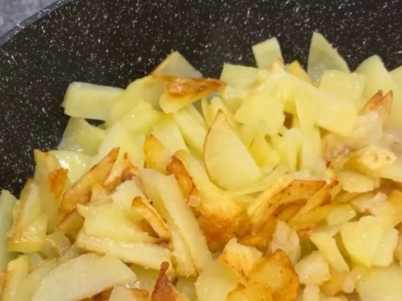 Воспользуйтесь этой хитростью – и жареный картофель получится невероятно вкусным. Пять важных правил