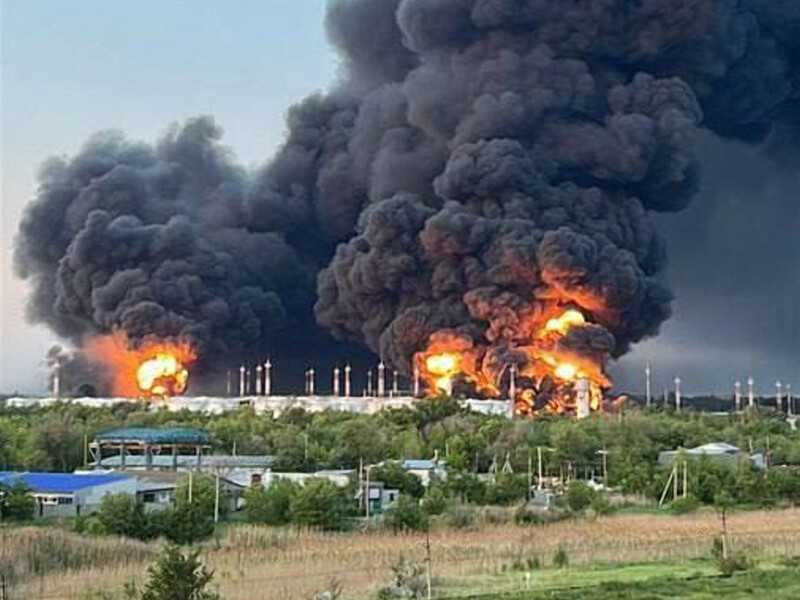 Ночью БПЛА атаковали нефтебазу в российском Энгельсе, возник масштабный пожар. Видео