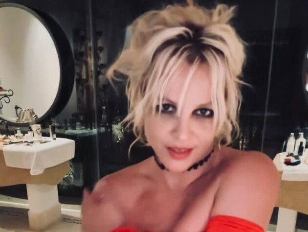 Спирс надела прозрачное платье без белья