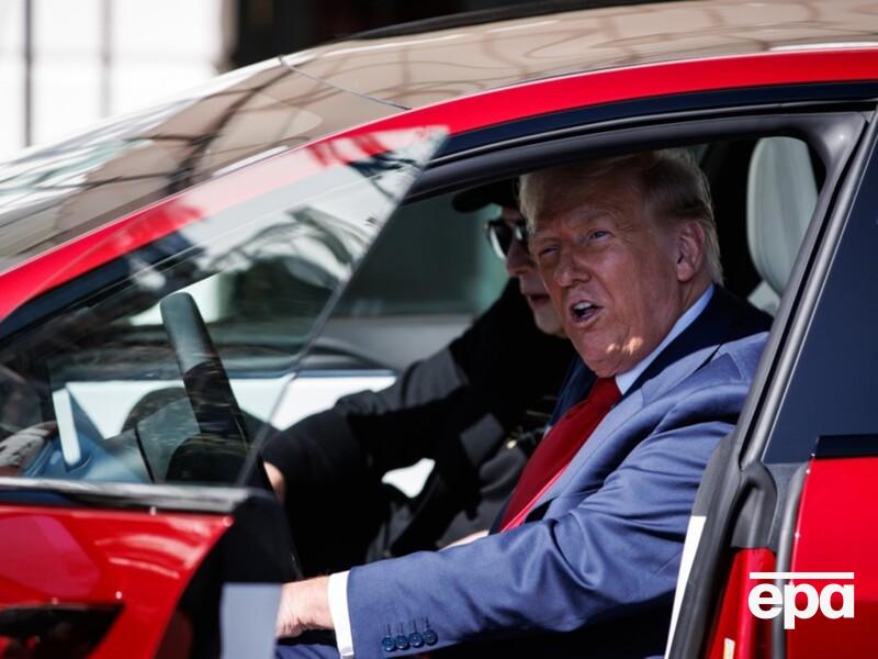 Що Трамп робитиме зі своєю червоною Tesla після сварки з Маском? ЗМІ дізналися