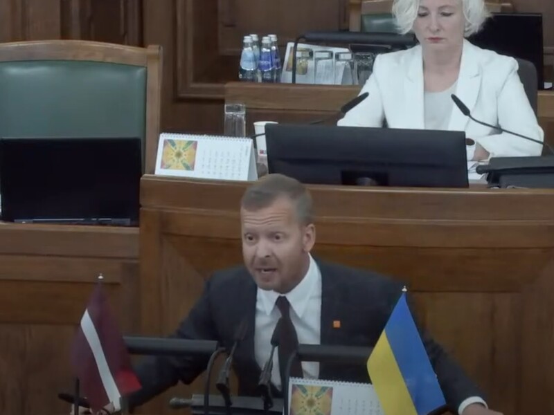 У Сеймі Латвії депутат висловився російською мовою і зробив непристойний жест. Відео