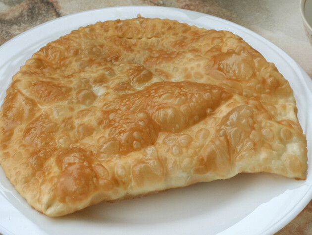 Приготуйте тісто на чебуреки за цим рецептом – і вони вийдуть дуже соковитими і хрумкими